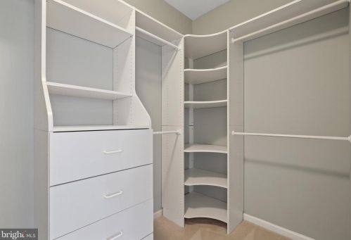 6747 Applemint Ln, Alexandria VA 22310-2649 exterior