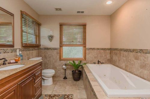 1370 Walnut Ave, Bohemia NY 11716-2110 exterior