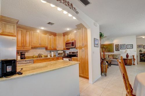 5136 Mirror Lk Blvd, Boynton Beach FL 33472-1211 exterior