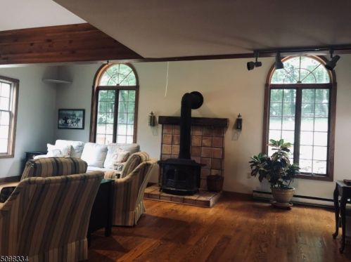 8 Dogwood Ct, Hackettstown NJ exterior