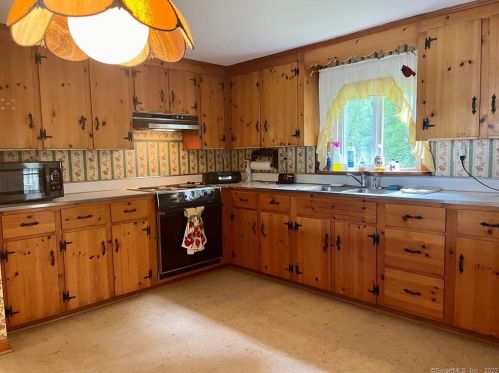 65 Adelaide St, Killingly, CT 06239-2700