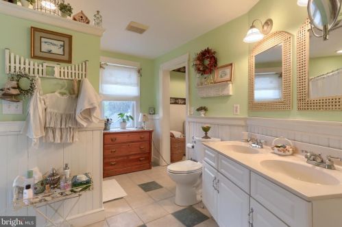 273 Main St, Hummelstown PA 17036-1721 exterior