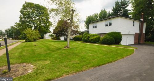 810 Barnswallow Ln, Huntingdon Valley, PA 19006-2216
