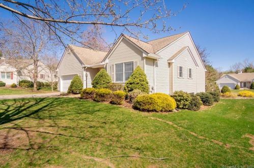 7 Stratton Cir, Enfield, CT 06082-5232