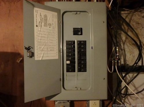 47 Maple St, Manchester CT 06040-5527 exterior