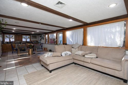 2367 Vly Rd, Huntingdon Valley PA 19006-6007 exterior