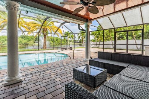 8201 Kirkwood Dr, Tampa FL  33634-2238 exterior