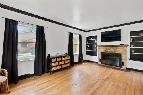 8277 37th St, Milwaukee, WI 53209-1507