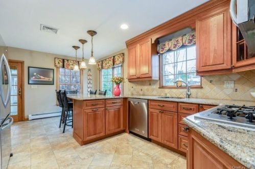 345 Svahn Dr, Valley Cottage NY 10989-1608 exterior