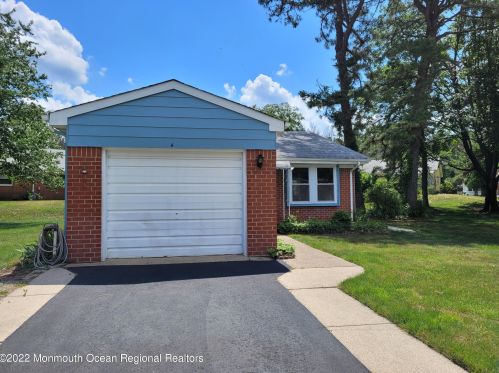 4 Adams Ct, Lakehurst, NJ 08759-1815