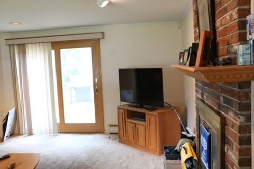 80 King Philip Dr, Springfield, MA 01106-3212