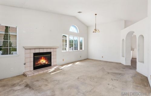 2525 Mesa Dr, Oceanside CA 92054-3732 exterior