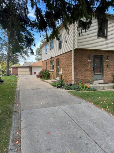 5561 25th St, Milwaukee, WI 53209-4218