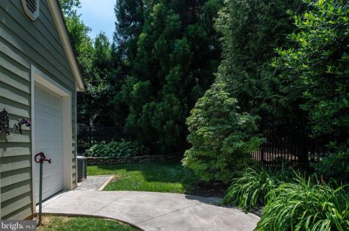 6421 Divine St, Mc Lean VA 22101-4702 exterior