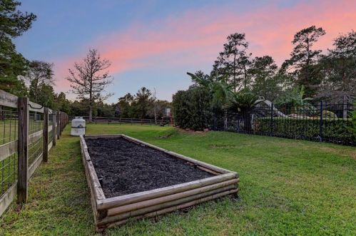 114 Leah Dr, Montgomery TX 77316-6818 exterior