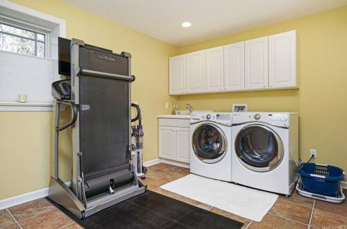 12 Pne Rd, Valhalla NY 10595-1129 exterior