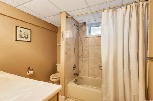 1524 Louis Kossuth Ave, Bohemia NY 11716-1510 exterior