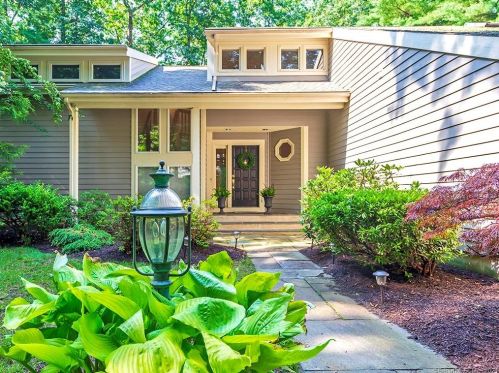 1 Essex Ct, Farmington CT 06032-1433 exterior