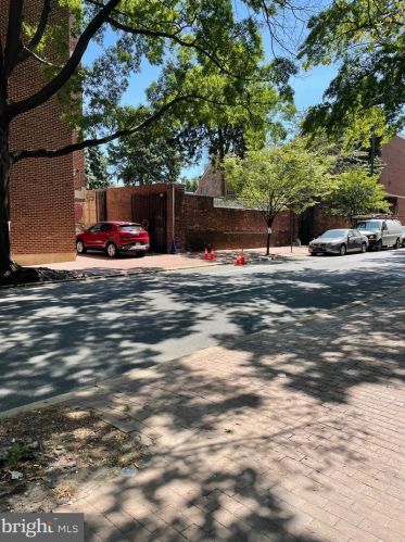 233 6th St, Philadelphia PA  19106-3768 exterior