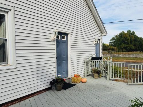 87 St, Windsor CT 06095-2408 exterior