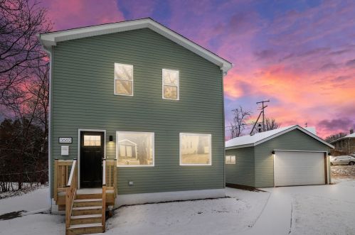 3662 32nd St, Milwaukee WI  53221-1115 exterior