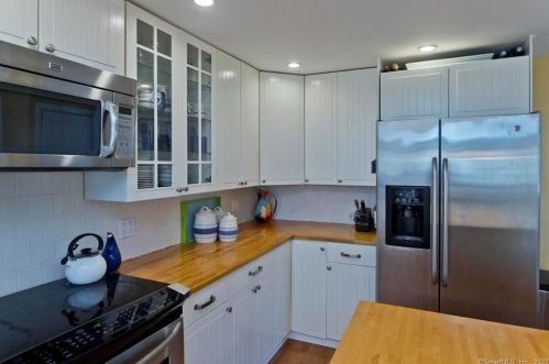 82 Mullen Rd, Enfield CT 06082-6033 exterior