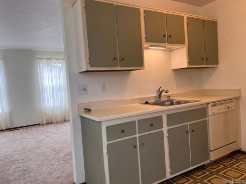 39623 Vlg Wood Ln, Novi MI 48375-4554 exterior