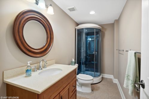 695 Mitchell Ave, Elmhurst IL 60126-4855 exterior