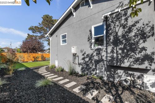 1307 Haskell St, Berkeley CA 94702-2415 exterior