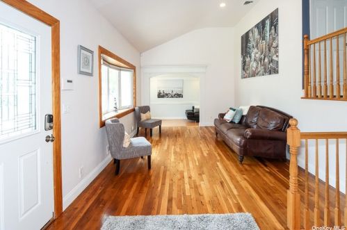 3 Fenwood Rd, Huntington Station, NY 11746-2112