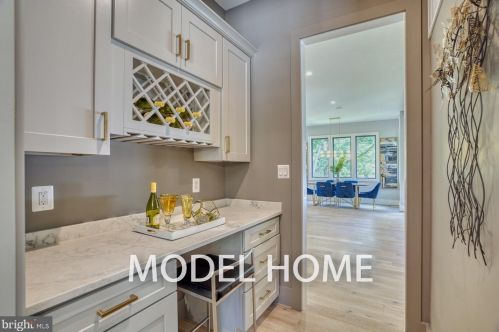 1100 Balls Hill Rd, Mc Lean VA 22101-2039 exterior