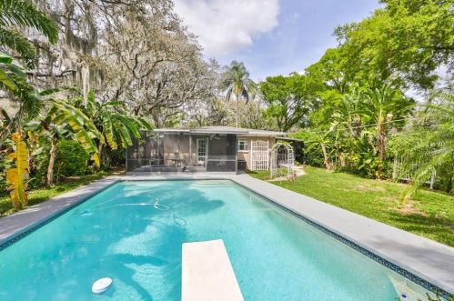 407 Bon Aire Ave, Tampa FL 33617-6322 exterior