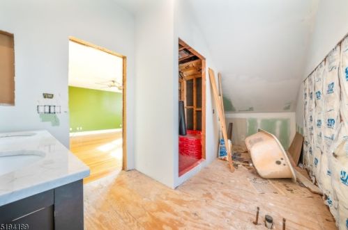 85 Lawrence Ave, Town Center NJ  07052-3707 exterior