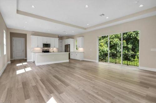 198 2nd St, Naples, FL 34113-9376