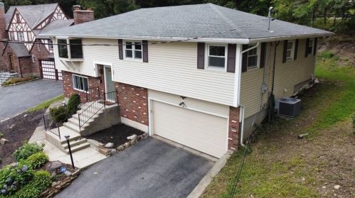 2 Old Brook Dr, Worcester, MA 01609-1304