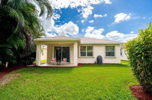 236 Coconut Key Way, Fort Pierce FL 34986-1911 exterior