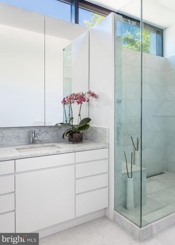 8725 Brk Rd, Mc Lean VA 22102-1507 exterior