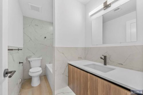 152 Morningside Ln, Palisades Park NJ 07650-1918 exterior