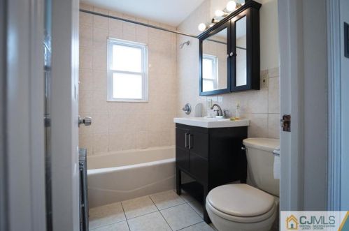 46 Apple St, Edison NJ 08817-4242 exterior