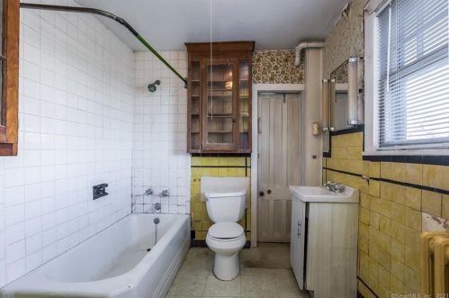 35 Fort Point St, Norwalk CT 06855-1224 exterior