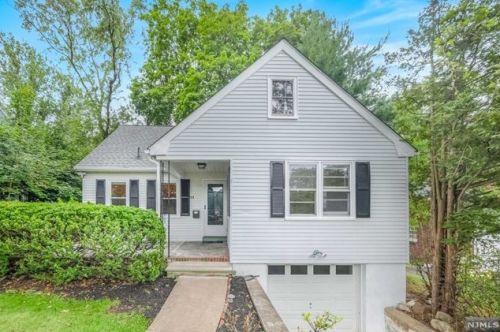 34 Crest Dr, Cresskill NJ  07626-2241 exterior