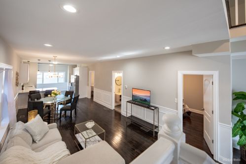 7616 Luella Ave, Chicago IL 60649-4108 exterior