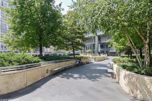 401 Wabash Ave, Chicago IL 60605-1208 exterior