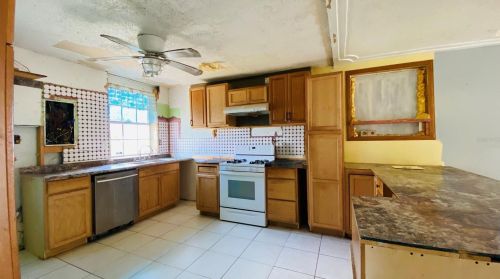 8726 52nd St, Tampa, FL 33617-6108