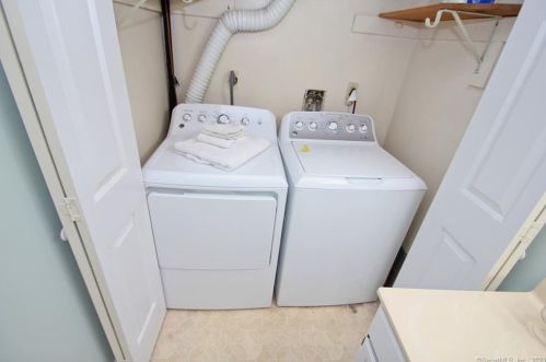 14 Carriage House, Enfield CT 06082-6025 exterior