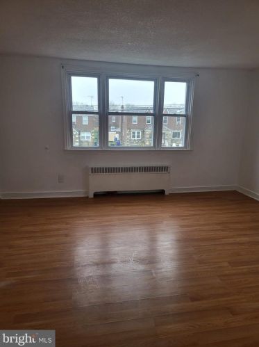 1027 Knorr St, Philadelphia PA 19111-4908 exterior