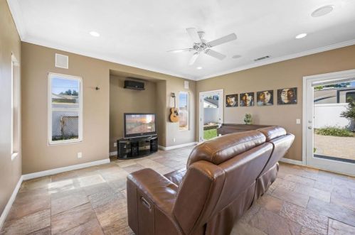 2548 Mesa Dr, Oceanside CA 92054-3715 exterior