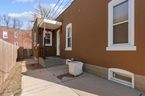 123 Steins St, Saint Louis, MO 63111-3321