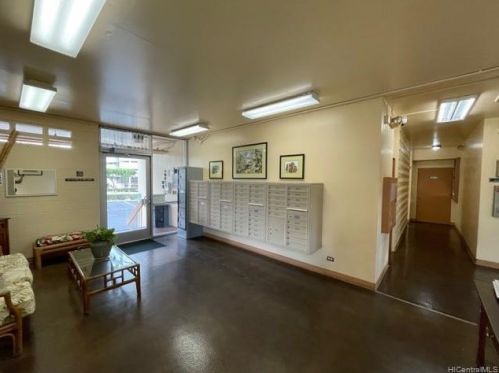 1121 Ala Napunani St, Honolulu HI  96818-1620 exterior