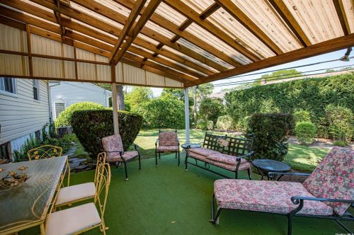 22 Darewood Ln, Valley Stream NY 11581-2408 exterior